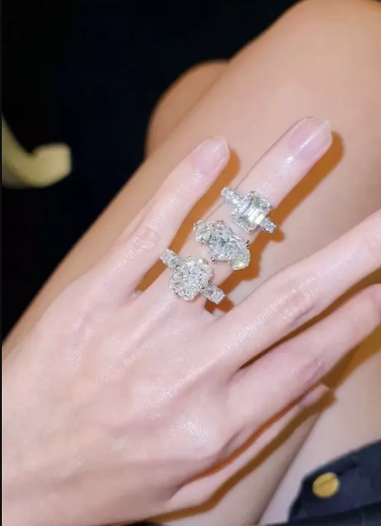 Nói về khối tài sản khổng lồ mà vợ chồng Di Băng sở hữu có lẽ sẽ đếm không xuể, ngoài bất động sản họ còn mua cho nhau những món đồ đắt đỏ khác.