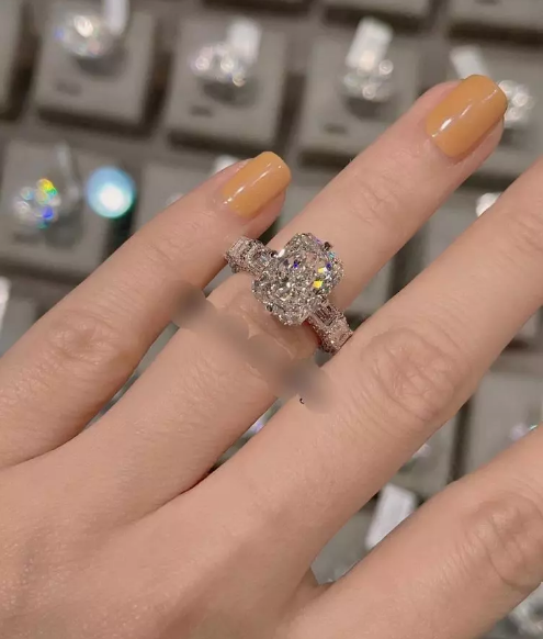 Nhẫn kim cương to vật vã giá 3,5 tỷ của Di Băng.