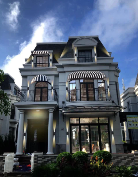 Nhìn số giày hiệu của nữ đại gia được treo xếp ngăn nắp trên một chiếc tủ rộng 3 ngăn, ai cũng bày tỏ xuýt xoa.