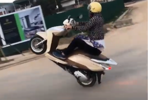 Mọi hình ảnh này sau chia sẻ lên MXH đều nhận ý kiến phản đối, thậm chí bức xúc vì hành vi phản cảm khi tham gia giao thông.