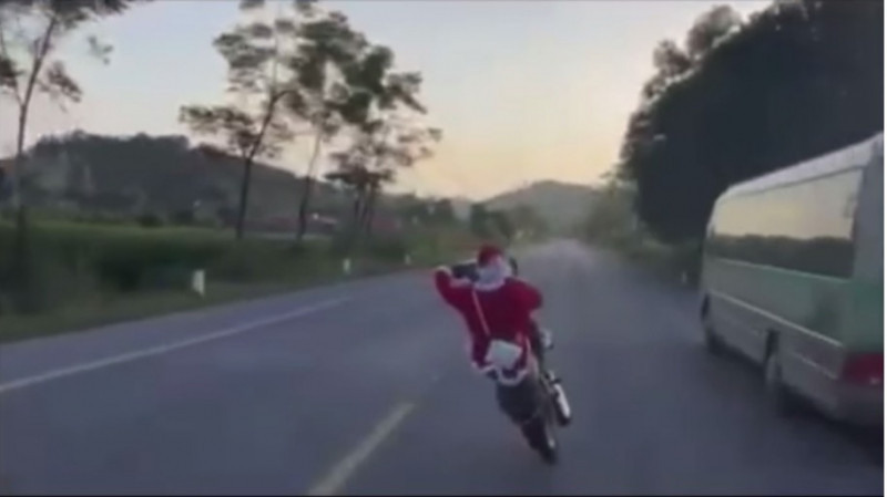 Sau khi đoạn clip bốc đầu xe máy nguy hiểm lan truyền trên MXH, nam thanh niên này đã bị bắt tạm giam và khởi tố vì có hành vi gây rối trật tự công cộng.