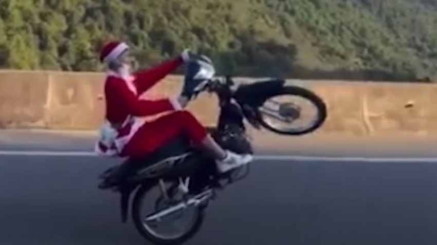 Mới đây đoạn clip ghi lại cảnh một thanh niên vào vai ông già Noel cưỡi xe máy bốc đầu trên đường phố tạo nên hình ảnh phản cảm và không an toàn về giao thông, đang gây xôn xao.