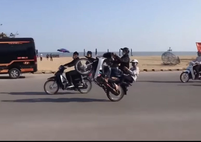 Bốc đầu là hành động đã quá quen thuộc của nhiều thanh niên ở lứa tuổi mới lớn. Đặc biệt ở các thành phố như Hà Nội hay TP HCM thì việc các dân chơi tổ chức đua xe, bốc đầu nhiều như cơm bữa.