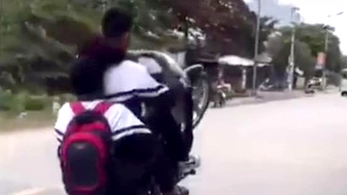 Thậm chí có những cô, cậu khoác áo đồng phục học sinh cũng thể hiện màn bốc đầu xe máy trên đường, khiến người đi đường vô cùng bức xúc, ngán ngẩm.