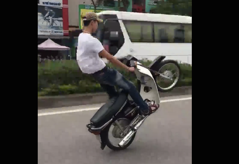 Từ trước đến nay trên MXH xuất hiện khá nhiều clip ghi lại cảnh các nam thanh niên với màn bốc đầu xe máy điêu luyện trên đường, gây nguy hiểm cho những người xung quanh.
