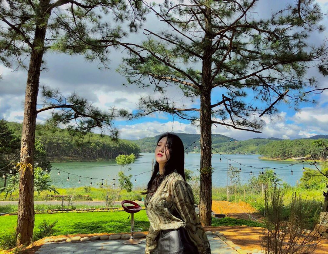 Hồ Tuyền Lâm là địa điểm check in rất nổi tiếng tại thành phố Đà Lạt. Khi đến hồ, nhiều người sẽ bị thu hút với sắc màu xanh ngút ngàn, bí ẩn của cánh rừng thông xanh tỏa bóng.