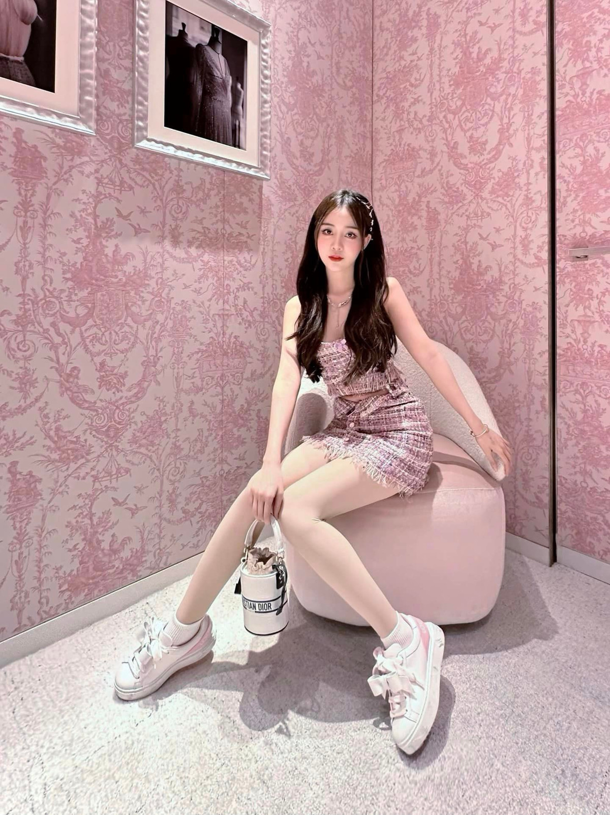 Thậm chí khi chuyển sang Philippines làm idol livestream, tuy chi phí có đắt đỏ hơn nhưng bù lại, thu nhập của cô nàng bất ngờ tăng lên 50 triệu đồng, thậm chí hàng trăm triệu đồng.