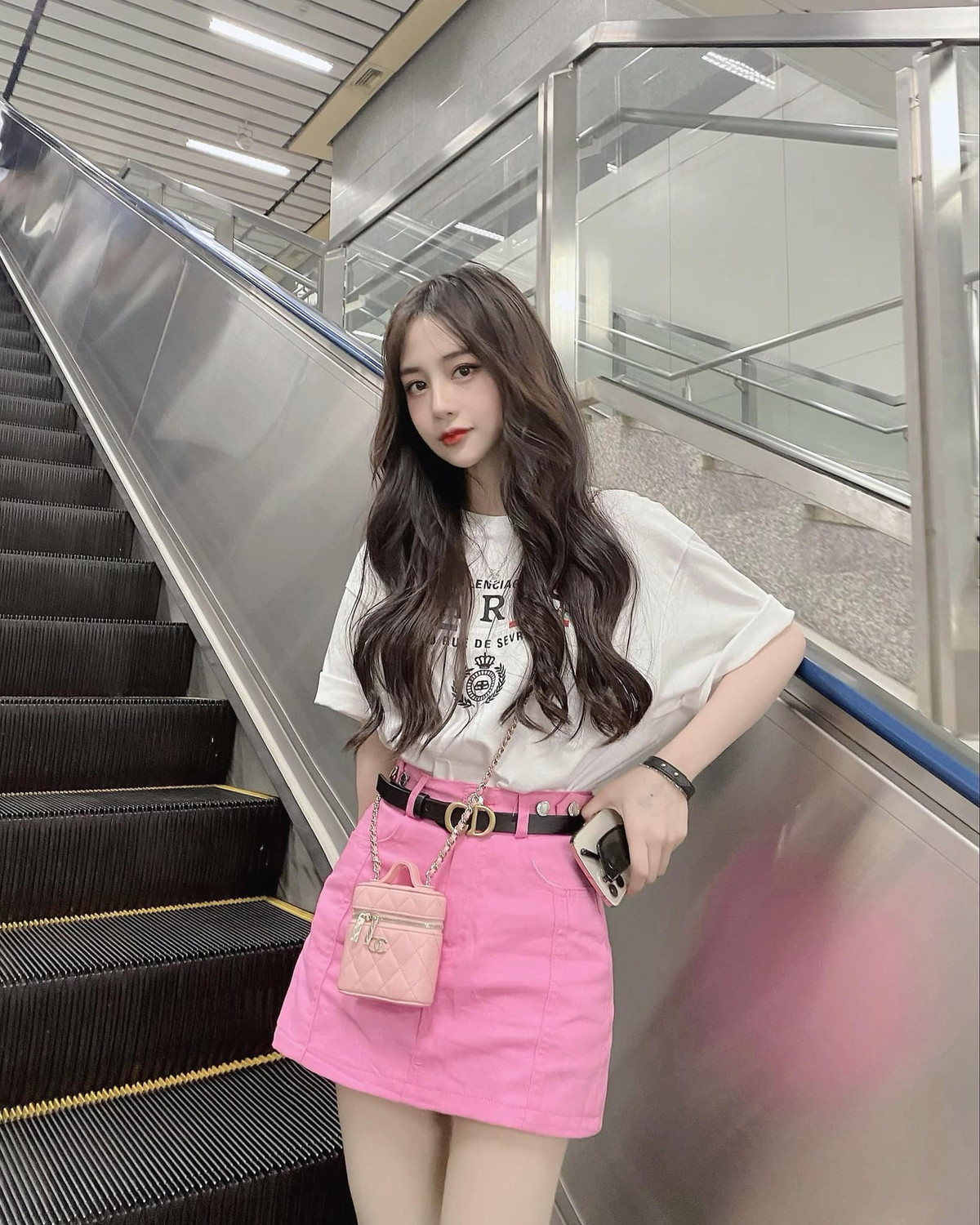 Là một người mẫu ảnh, thế nên cô nàng cũng rất đa dạng trong việc lựa chọn trang phục, quần áo.