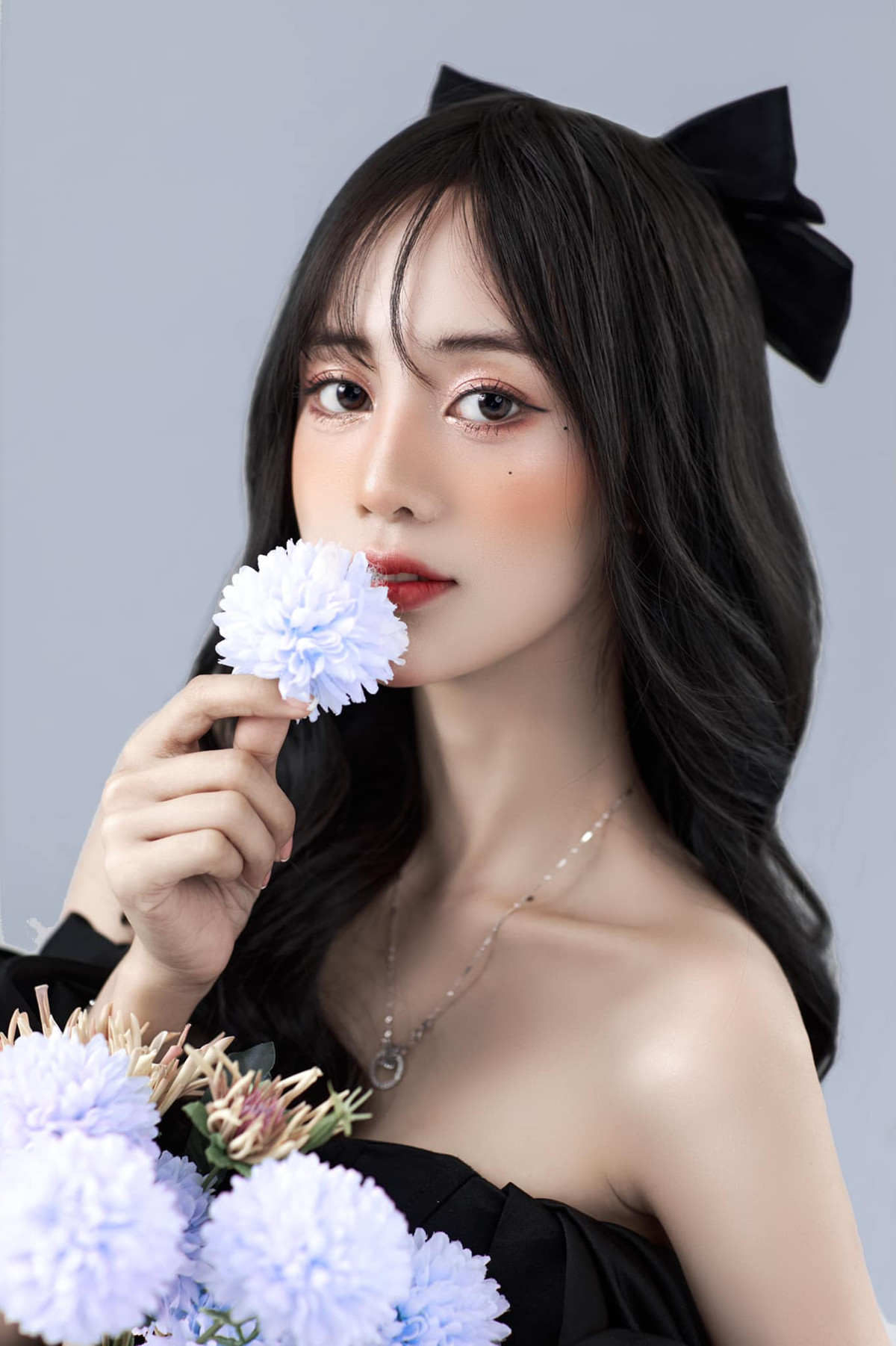 Cô nàng ngoài gây ấn tượng với gương mặt thanh tú còn xuất hiện với cương vị là đại diện nhiều nhãn hàng nổi tiếng. Ảnh: FBNV