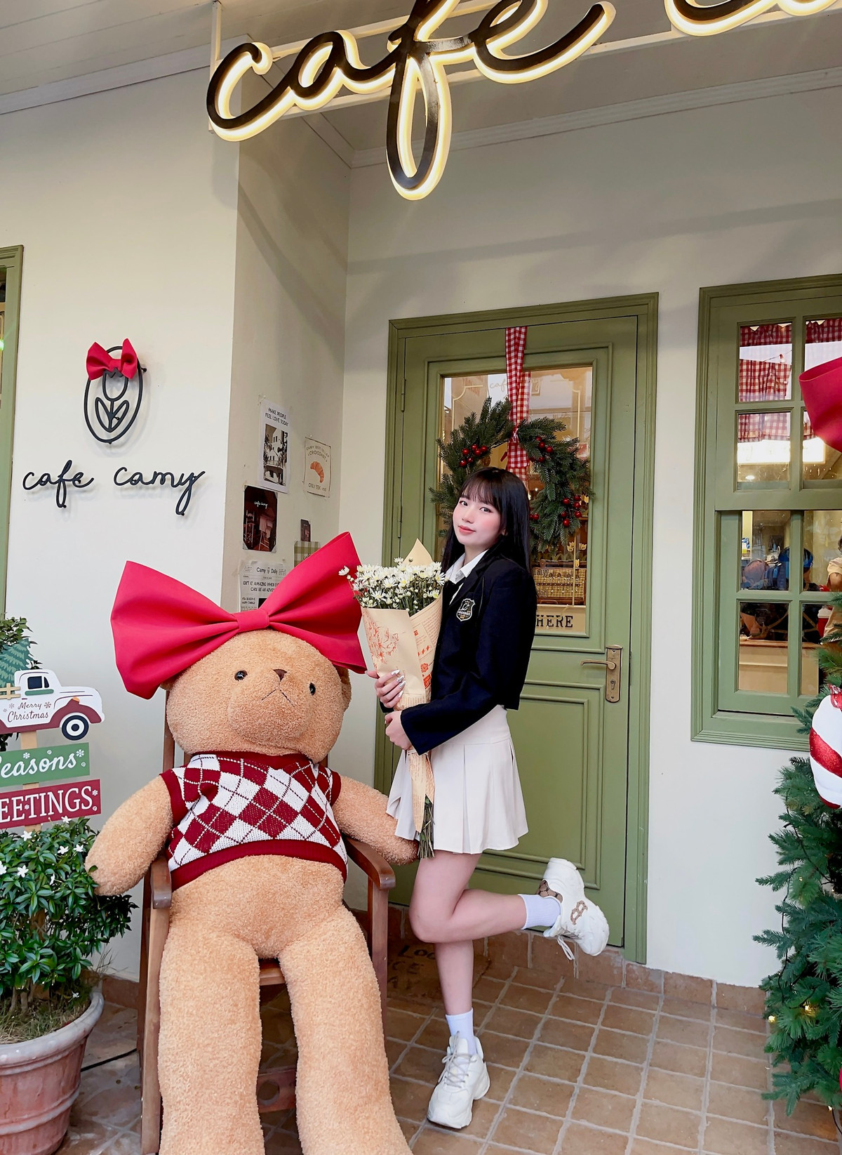 Camy Cafe là quán cafe trang trí Giáng sinh khá đẹp, thu hút nhiều bạn trẻ đến check-in. Ảnh: Nguyễn Hà