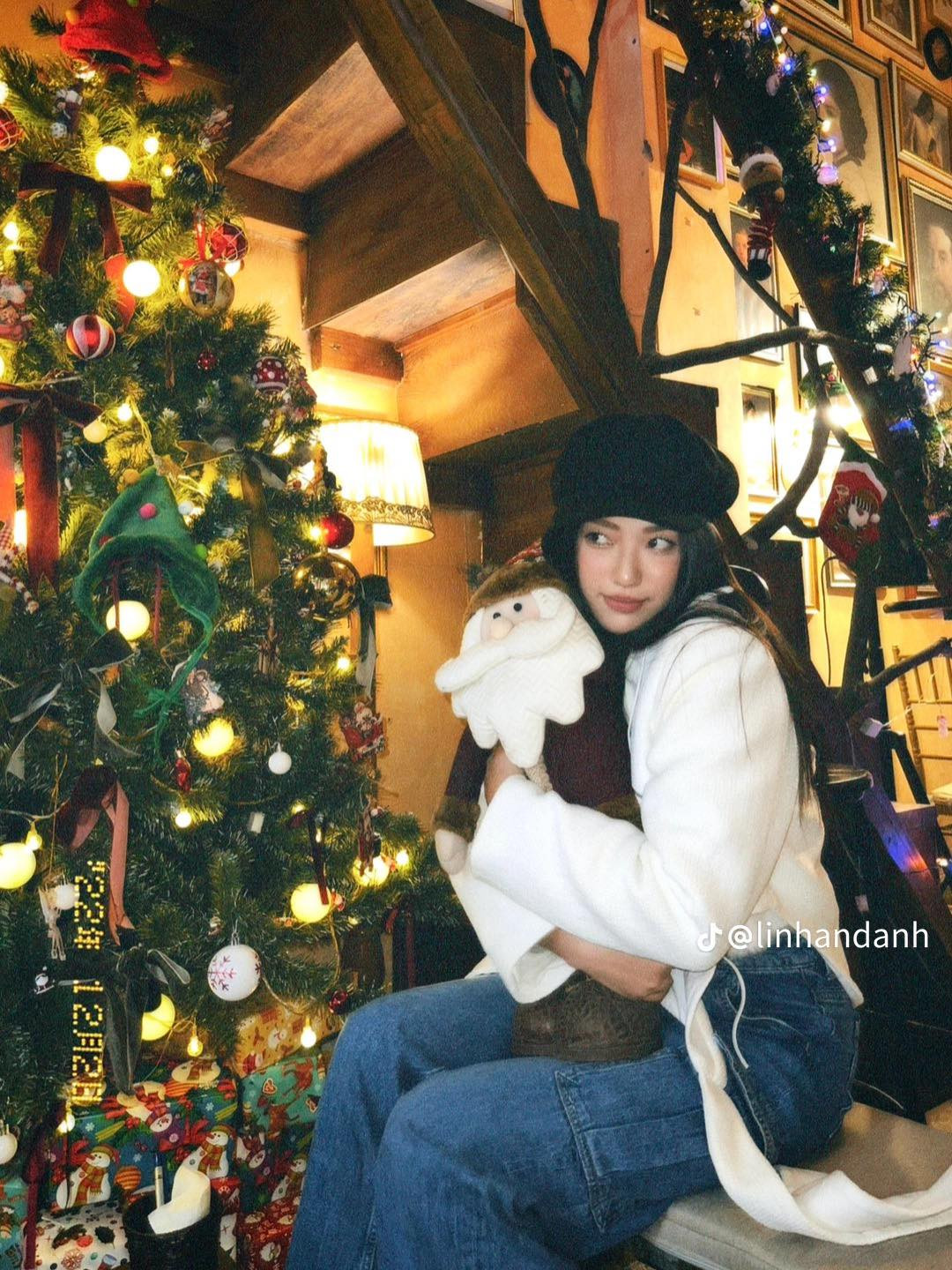 Ong Ong Bistro sở hữu không gian đậm chất châu Âu cổ kính, nhuốm màu cũ kỹ hoài niệm nhưng vẫn rực rỡ giữa nắng hanh mùa đông. Ảnh: Linh Ánh