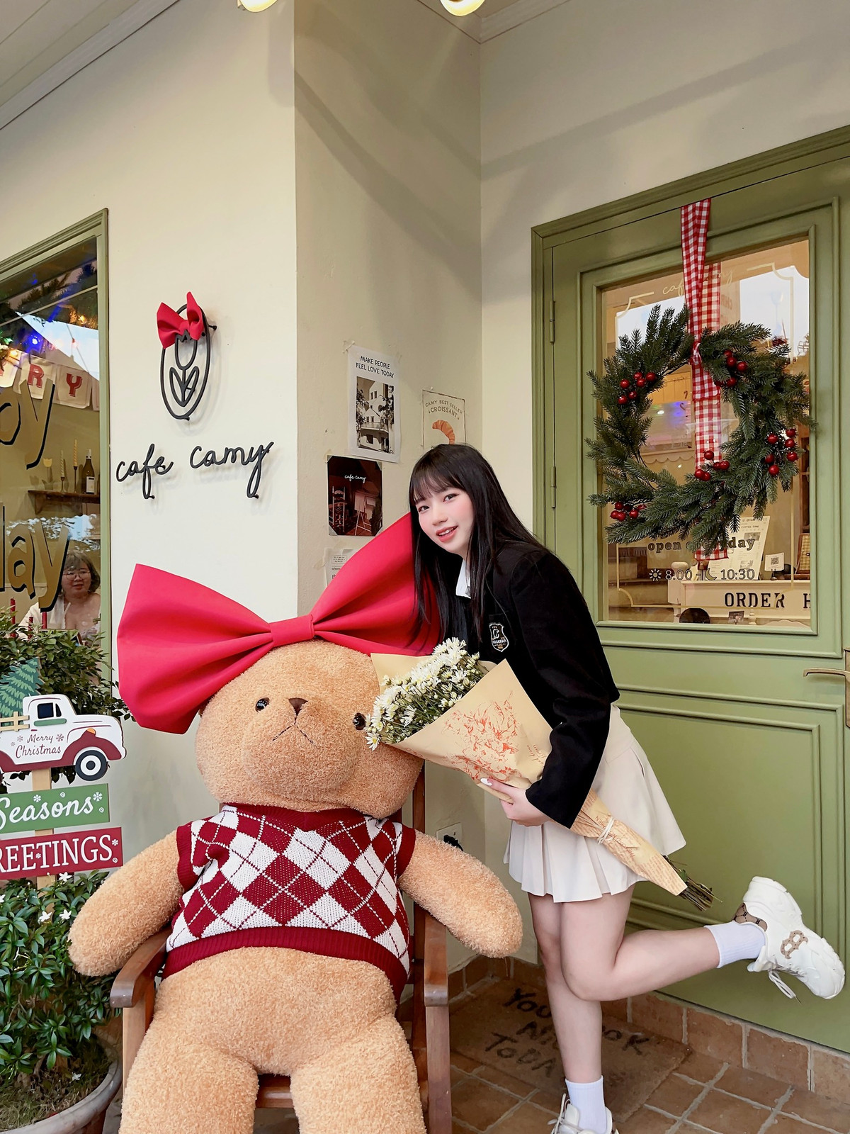 Quán trang trí Noel rất nhẹ nhàng và tinh tế, với chiếc nơ to trước cửa cùng một chú gấu bông dễ thương. Địa chỉ: 7 Văn Cao, Quận Tây Hồ, Hà Nội. Ảnh: Nguyễn Hà