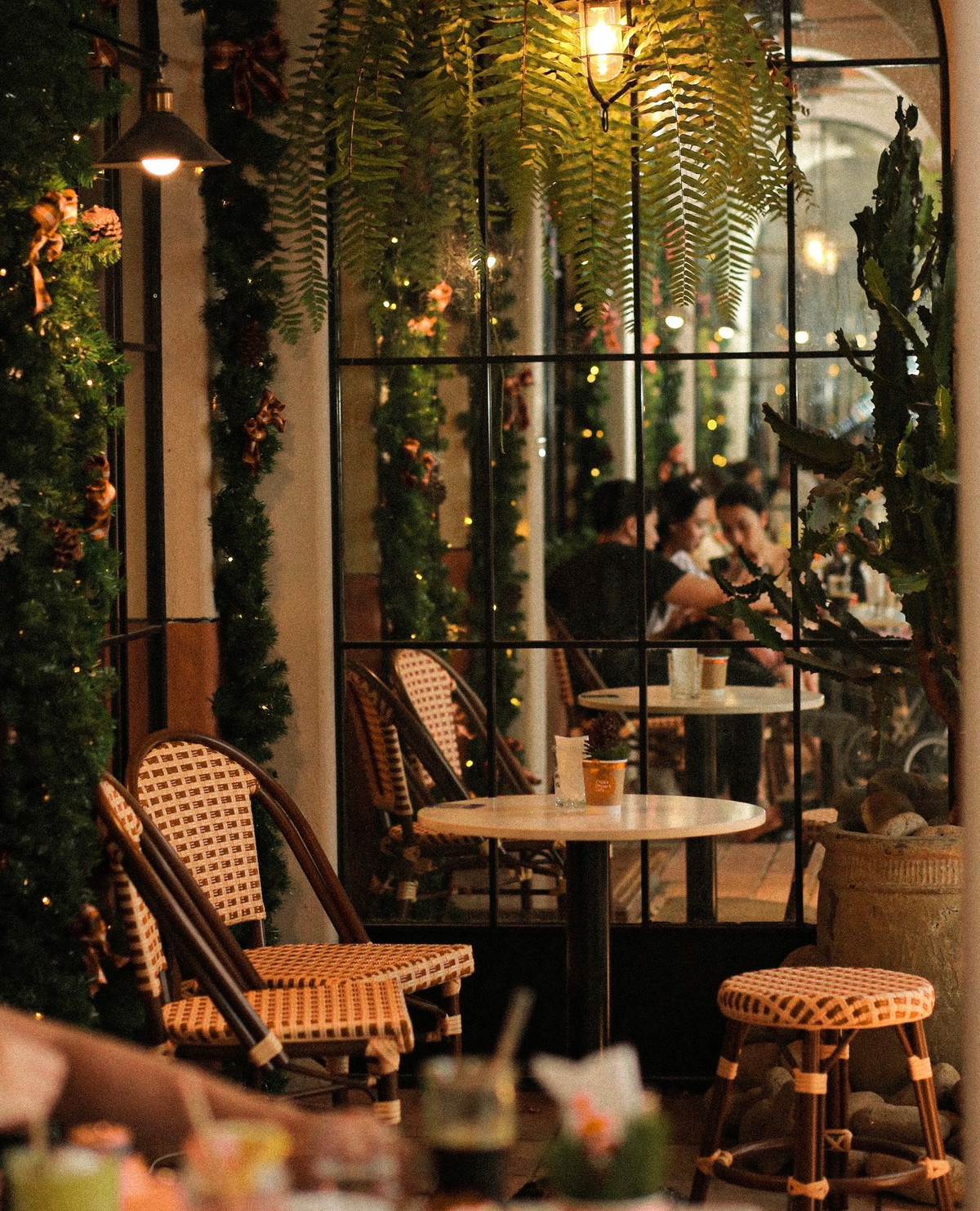 Mùa Giáng sinh năm nay, quán trưng bày cây thông lớn, không gian quán rộng rãi, mọi ngóc ngách đều được trang trí theo concept Giáng sinh hơi hướng cổ điển. Địa chỉ: 40 P. Mai Anh Tuấn, Q. Đống Đa, Hà Nội. Ảnh: Papa's Dessert Café