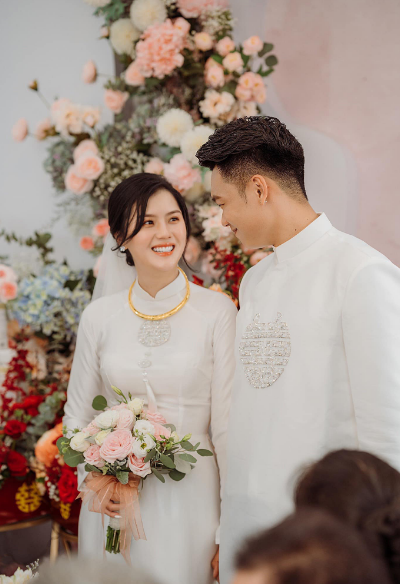 Mở bát đầu năm 2022 là đám cưới của cầu thủ Thành Chung và bạn gái lâu năm Ngô Tố Uyên. Cặp đôi tổ chức đám hỏi và đám cưới tại quê nhà Tuyên Quang vào ngày 19/3, dành cho họ hàng, hàng xóm.