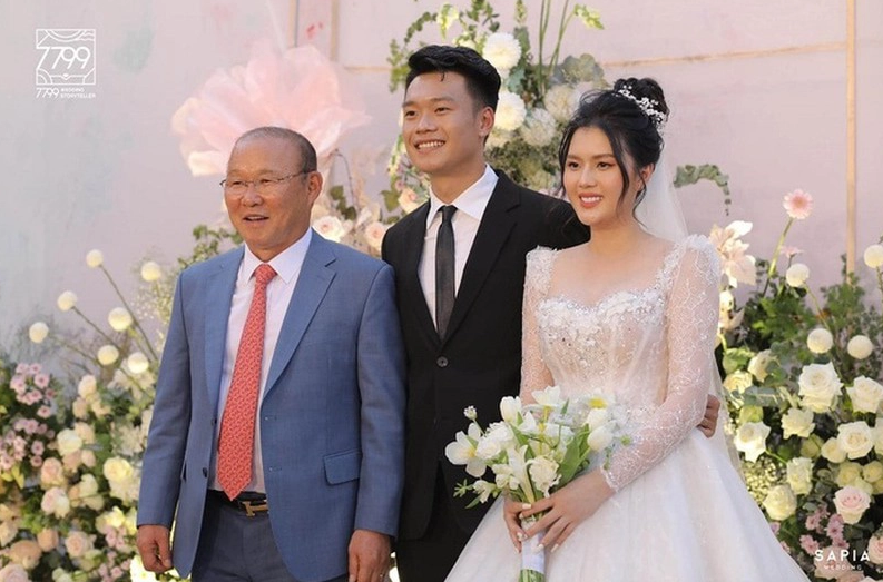 Đến ngày 13/4, nam cầu thủ tổ chức tiệc cưới tại địa điểm sang trọng nhất nhì Hà Nội.