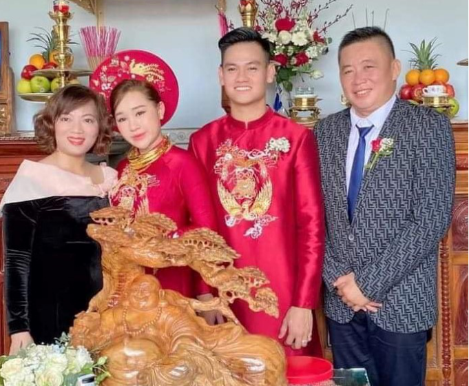 Sau Thành Chung, hậu vệ Hồ Tấn Tài cùng bạn gái Phạm Thị Hiếu cũng đã chính thức về chung một nhà vào sáng ngày 20/4.