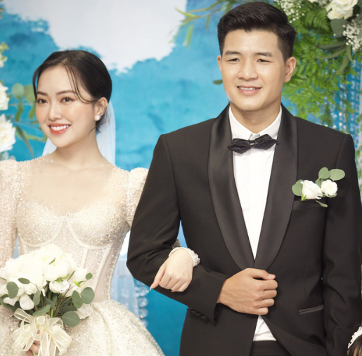 Ngày 10/5, đám cưới của cầu thủ Hà Đức Chinh và Mai Hà Trang chính thức diễn ra tại một khách sạn sang chảnh tại Hà Nội. Nhờ độ nổi tiếng của chú rể và vẻ ngoài xinh đẹp của cô dâu mà hôn lễ này trở thành sự kiện được chú ý nhất thời điểm lúc đó.