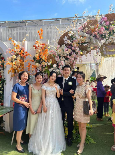 Đầu năm 2022, cặp đôi tổ chức ăn hỏi và rước dâu tại Bắc Giang. Sau đó cặp đôi tạm hoãn vì tình hình dịch bệnh, đến ngày 8/5, lễ thành hôn diễn ra ở Phú Thọ.