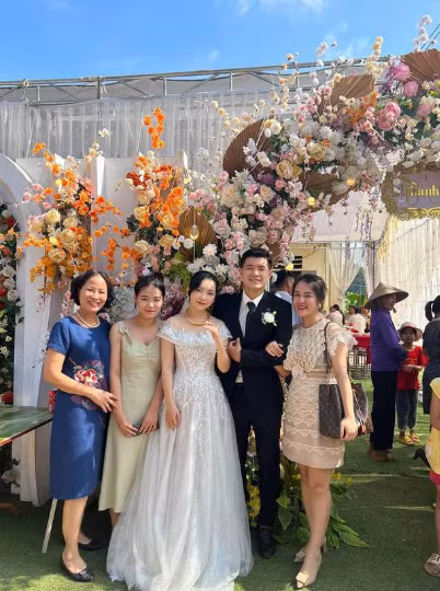 Đầu năm 2022, cặp đôi tổ chức ăn hỏi và rước dâu tại Bắc Giang. Sau đó cặp đôi tạm hoãn vì tình hình dịch bệnh, đến ngày 8/5, lễ thành hôn diễn ra ở Phú Thọ.