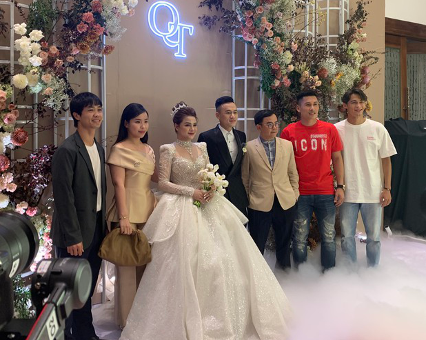 Trong đám cưới của mình, Huy Toàn đã không kìm được nước mắt trước khoảnh khắc bố vợ dắt tay Quỳnh Giang lên sân khấu và trao cho anh với những lời dặn dò xúc động.