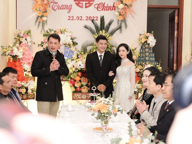 Hà Đức Chinh là chàng cầu thủ tiếp theo lên xe hoa trong năm 2022. Cặp đôi hẹn hò từ năm 2018 nhưng đến năm 2019 mới chính thức công khai với người hâm mộ.