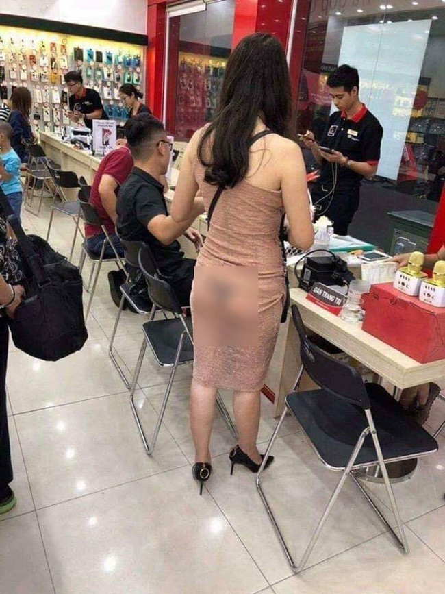 Trước đó, cũng có rất nhiều trường hợp lên đồ ra phố mà như không mặc. Chỉ cần cách kết hợp thời trang không đúng, quần tất hay quần bó sát khiến bạn trở thành tâm điểm của sự chỉ trích.