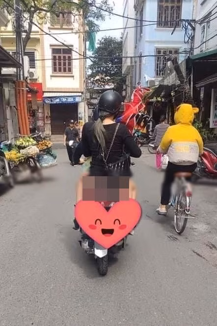Ăn diện quần bó sát đạp xe nhưng chiếc quần của cô gái này gần như để lộ bên trong, nhiều cư dân mạng nhận xét rằng chiếc quần này "mặc như không mặc".