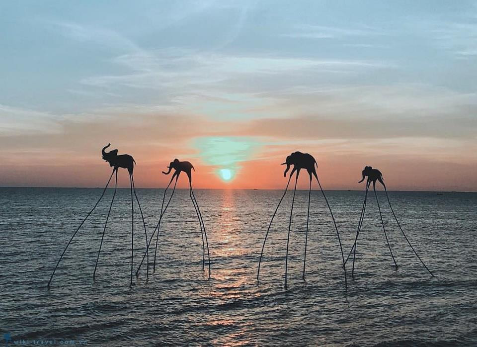 Phú Quốc là một trong những điểm đến được rất nhiều tín đồ du lịch yêu thích vào dịp Tết Nguyên Đán. Rời xa sự ồn ào, đông đúc, chúng ta sẽ đắm mình trong làn nước trong mát và thả hồn bên bờ cát trắng phau.