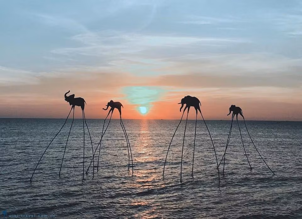 Phú Quốc là một trong những điểm đến được rất nhiều tín đồ du lịch yêu thích vào dịp Tết Nguyên Đán. Rời xa sự ồn ào, đông đúc, chúng ta sẽ đắm mình trong làn nước trong mát và thả hồn bên bờ cát trắng phau.