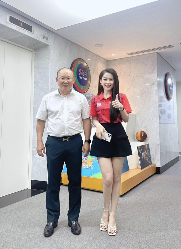 Trong dàn nữ MC xinh đẹp của VTV không thể không nhắc đến cô gái Đinh Ngọc Mai, cô đã nhanh chóng trở nên nổi tiếng khi góp mặt trong dàn người đẹp của chương trình Nóng cùng World Cup 2018.