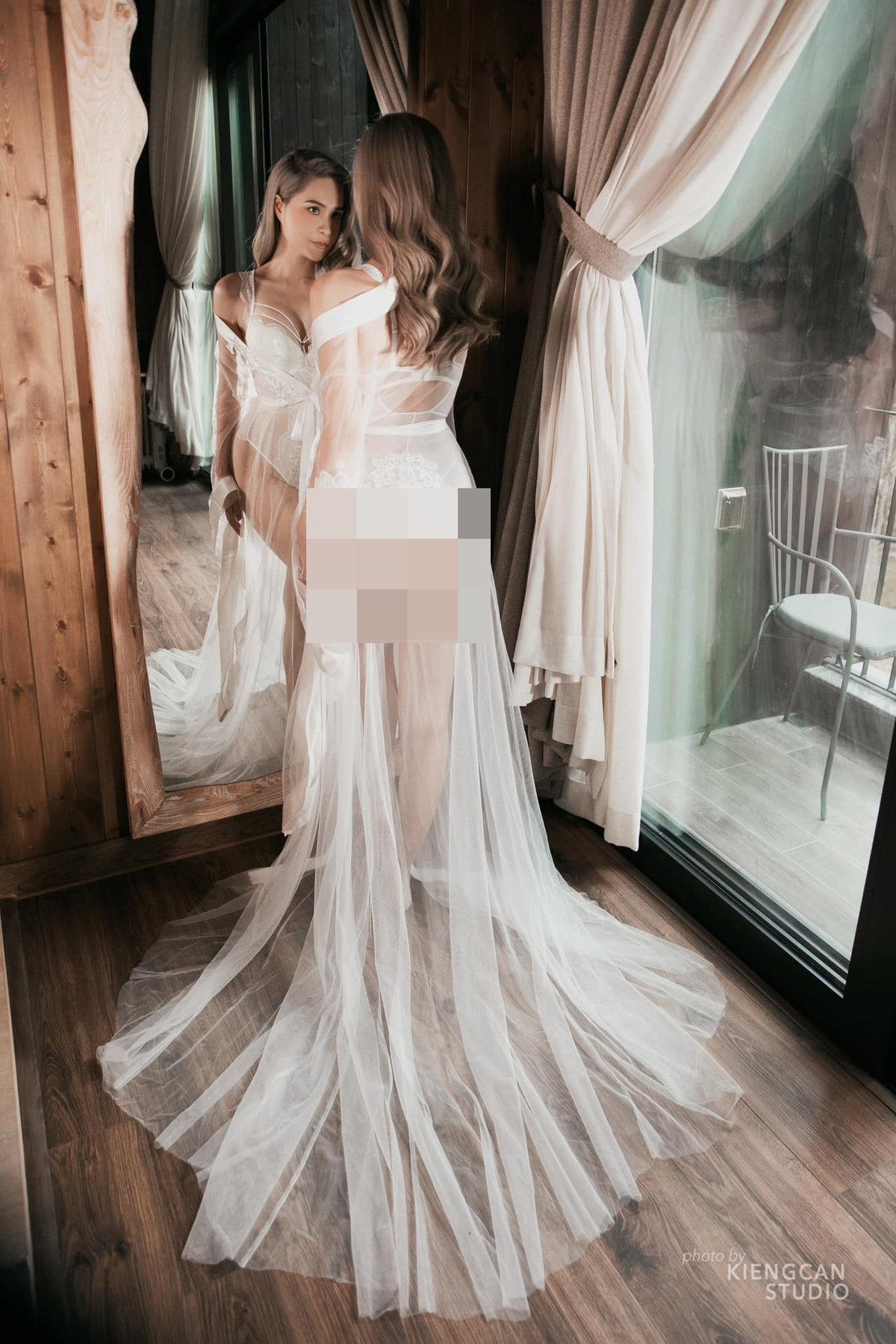 Khoác lên người bộ nội y trắng tinh cùng áo khoác lưới mỏng tang, nữ đại gia Đoàn Di Băng khéo léo khoe trọn vẹn vẻ đẹp quyến rũ.