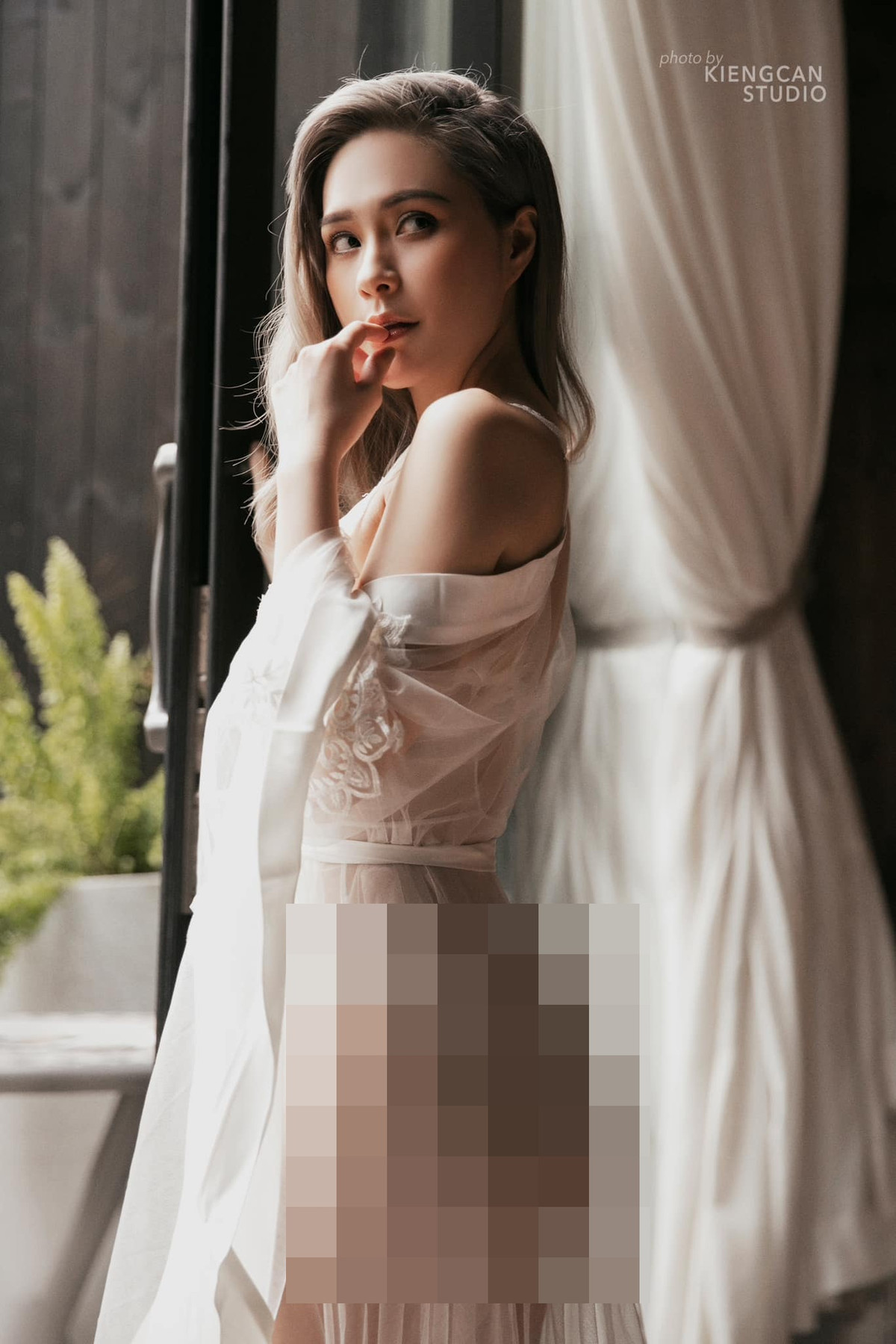 Cô nàng không giấu được nụ cười hạnh phúc, háo hức chờ đợi đến giây phút được làm cô dâu lần nữa để cùng ông xã bước vào lễ đường trong tiệc kỉ niệm 10 năm ngày cưới.