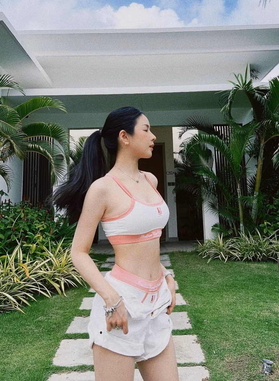 Cô còn trở thành một trong những mỹ nhân Việt công khai từng phẫu thuật thẩm mỹ.