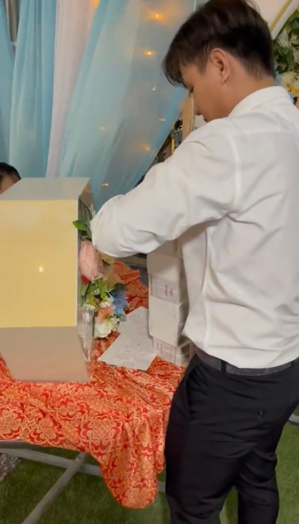 Theo chủ nhân của đoạn clip chia sẻ, cách mừng cưới độc đáo này là chàng trai đặc biệt dành tặng cho bạn thân 18 năm, anh đã tích lũy rất lâu để đổi được số tiền lẻ đó.