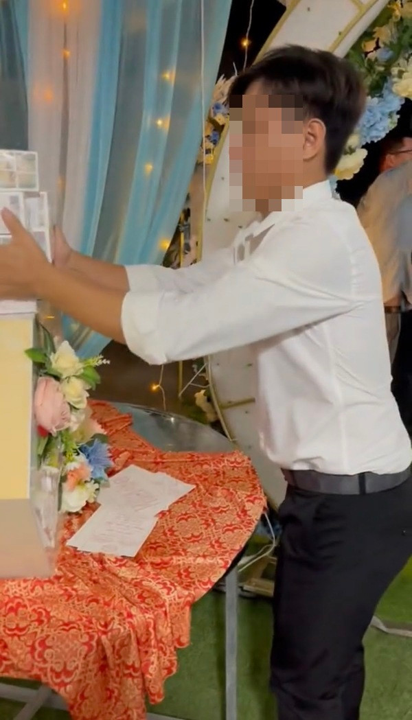 Được biết, 7 cọc tiền lẻ mà chàng trai mang đến có mệnh giá 1 nghìn đồng và 2 nghìn đồng, mỗi cọc tiền như vậy sẽ có giá trị từ 1 triệu đồng - 2 triệu đồng, tổng là 10 triệu đồng.