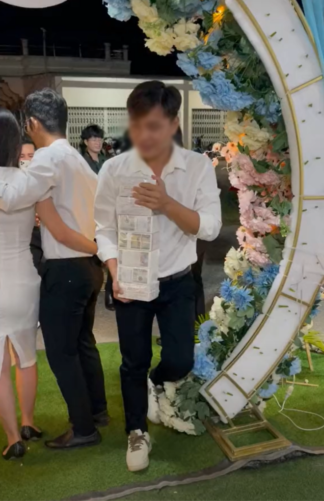 Để phá cách trong việc mừng cưới, mới đây một chàng trai đã mang 7 cọc tiền lẻ đến đám cưới bạn thân và ra sức cho vào thùng tiền.