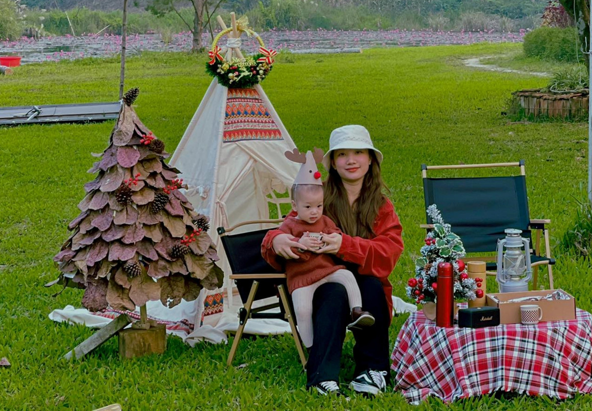 Để cây thông đẹp mắt, chị Ngọc phải chọn những chiếc lá có kích cỡ đều nhau, hơi cong một chút nhưng không bị rách nát. Một cây thông Noel cao 1,2m cần khoảng một bao tải lá. Ảnh: Vietnamnet