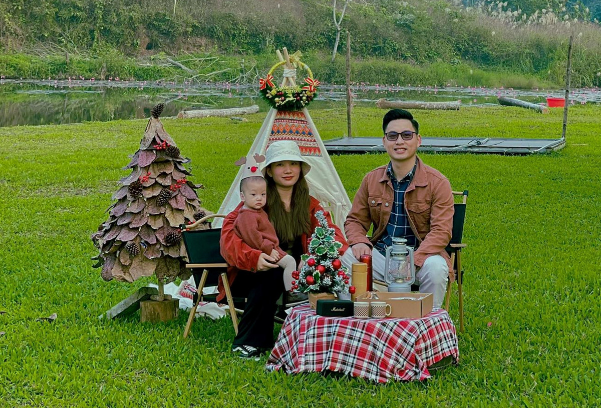 Bên ngoài cây thông, chị Ngọc còn trang trí thêm quả thông khô. Ngoài lá bàng có bản to dễ làm, chị Ngọc khẳng định vẫn có thể sử dụng những loại lá khô khác. Ảnh: Vietnamnet