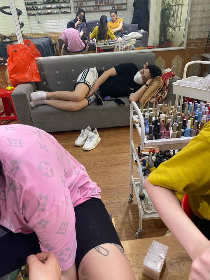 Khoảnh khắc đưa người yêu đi làm đẹp nhanh chóng được chụp lại và chia sẻ lên MXH, khiến nhiều chị em không ngừng xuýt xoa ghen tị.