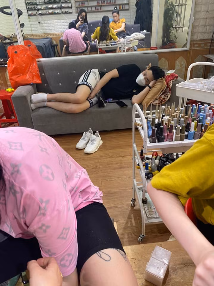 Khoảnh khắc đưa người yêu đi làm đẹp nhanh chóng được chụp lại và chia sẻ lên MXH, khiến nhiều chị em không ngừng xuýt xoa ghen tị.