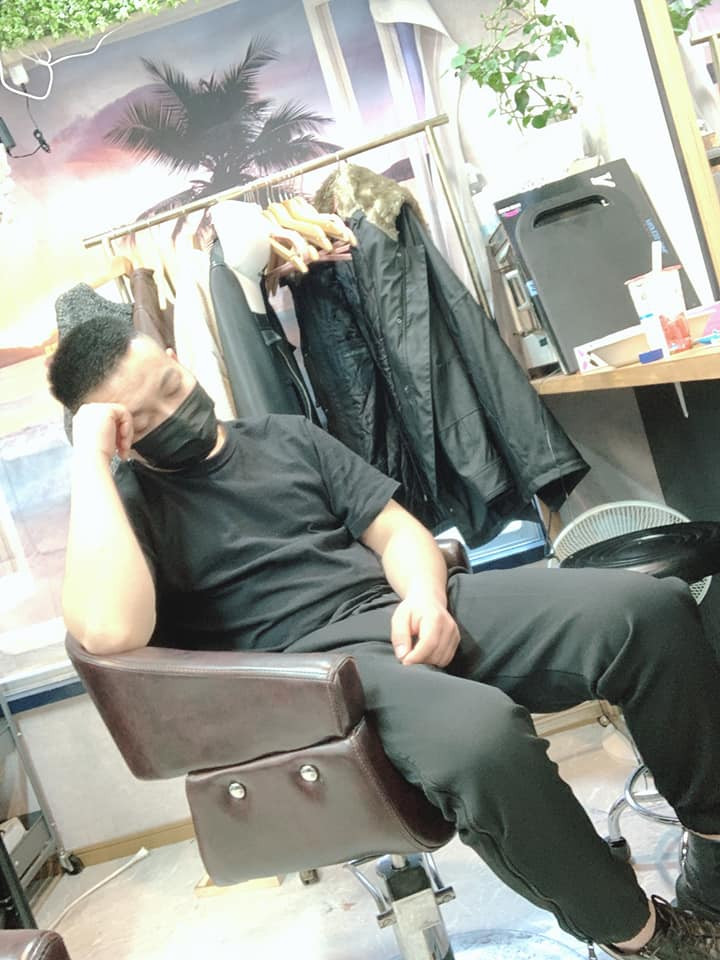 Việc các anh chồng, bạn trai tâm lý đưa vợ đi làm đẹp hiện nay không phải quá hiếm.