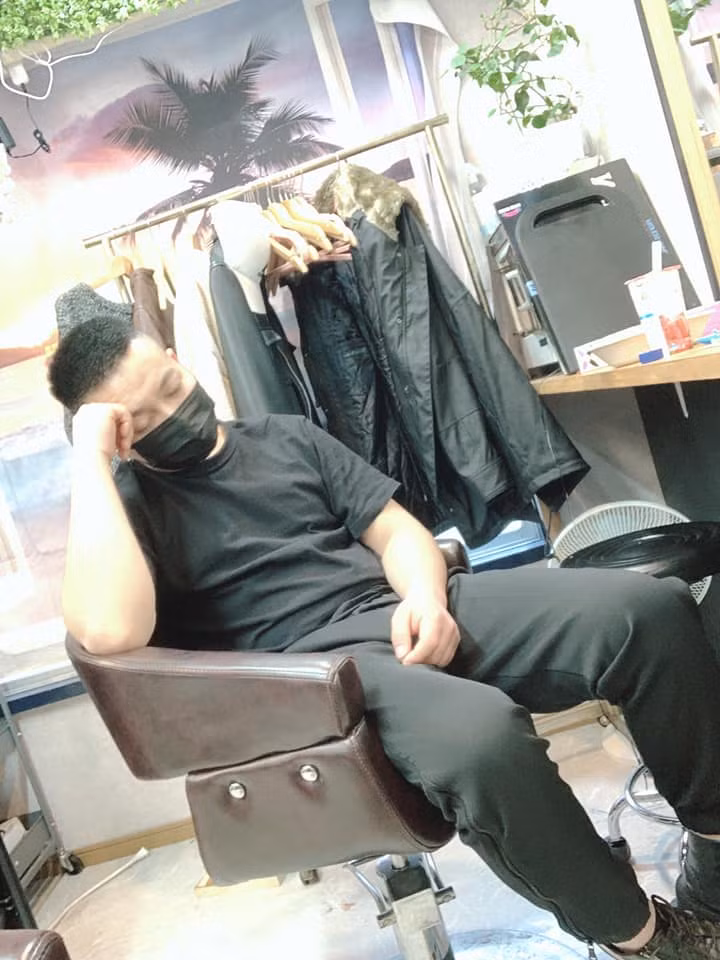 Việc các anh chồng, bạn trai tâm lý đưa vợ đi làm đẹp hiện nay không phải quá hiếm.