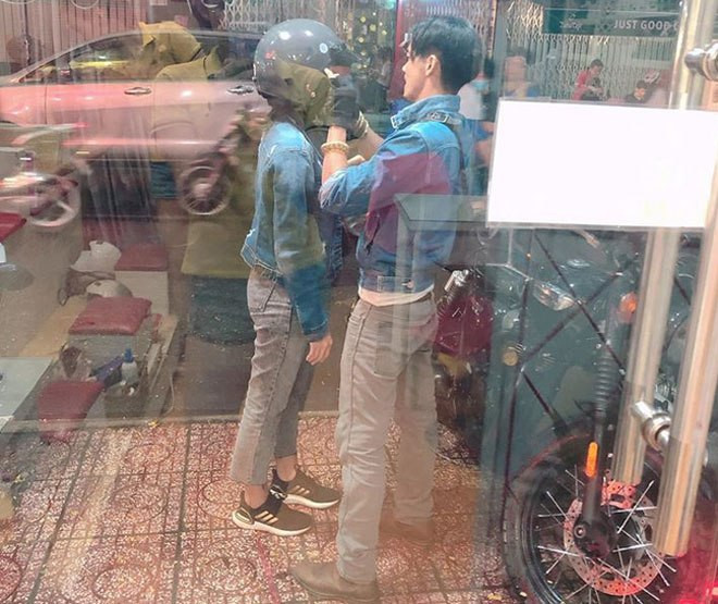 Ai cũng ghen tị tình cảm của cặp đôi, theo chia sẻ trong lúc ngồi chờ anh quan sát với ánh mắt đầy yêu thương và miệng cười vui vẻ.