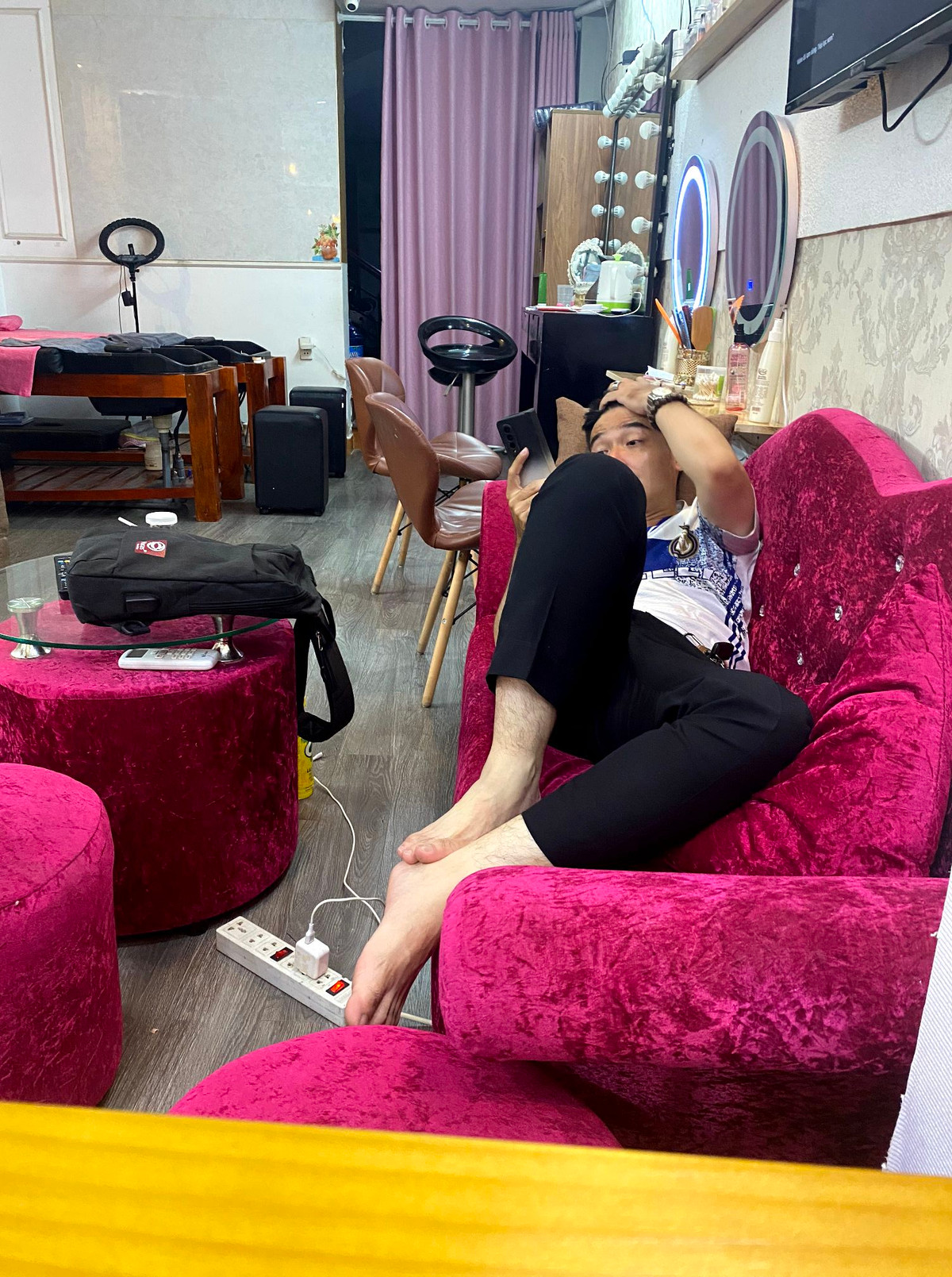 Rất nhiều chị em đã chia sẻ câu chuyện về các ông chồng tâm lý sẵn sàng chờ đợi vợ mình làm đẹp mặc dù biết thời gian chờ chắc chắn dài vô tận.