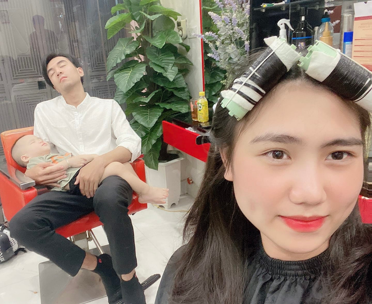 Thậm chí có cô gái còn được cả chồng cả con ngồi chờ trong khi làm tóc dài nhiều giờ.