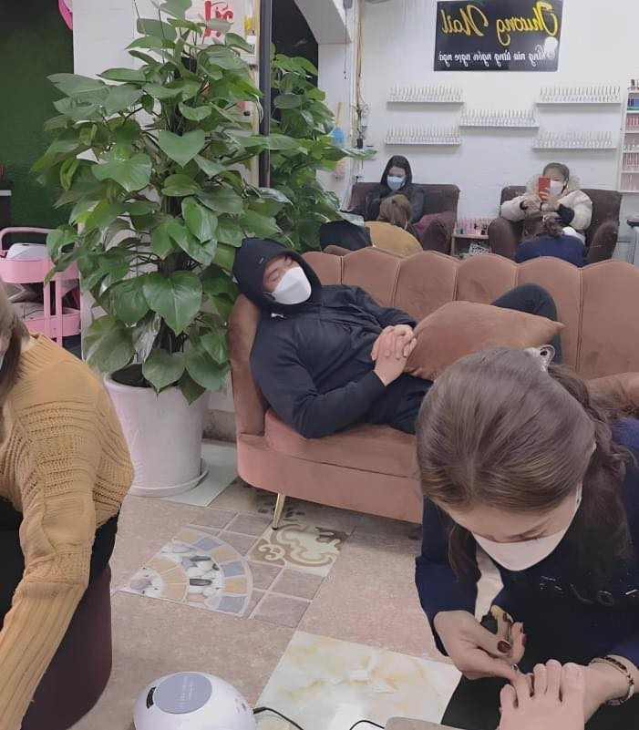 Mới đây mạng xã hội lan truyền hình ảnh một thanh niên đưa người yêu đi làm đẹp và nằm ngủ ngon lành ngay trên ghế ngồi chờ.