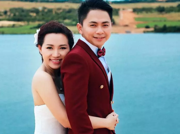 Theo tìm hiểu cô con gái được đại gia Kiên Giang tổ chức tiệc trước đó có tên Ngọc Mai còn chú rể tên Thanh Duy.