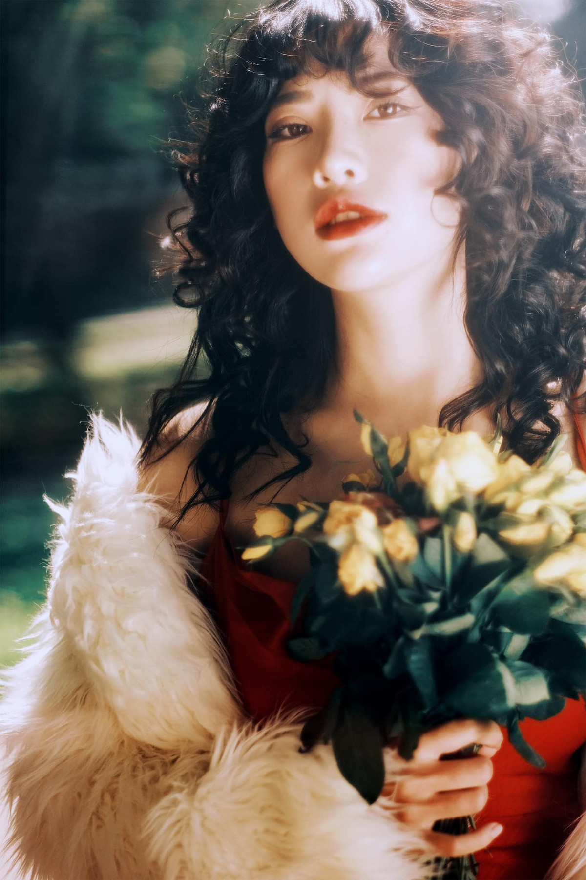 Uyên Camitie tên đầy đủ là Hoàng Tố Uyên (sinh năm 1995), là hot girl người dân tộc Nùng đến từ tỉnh Lạng Sơn.