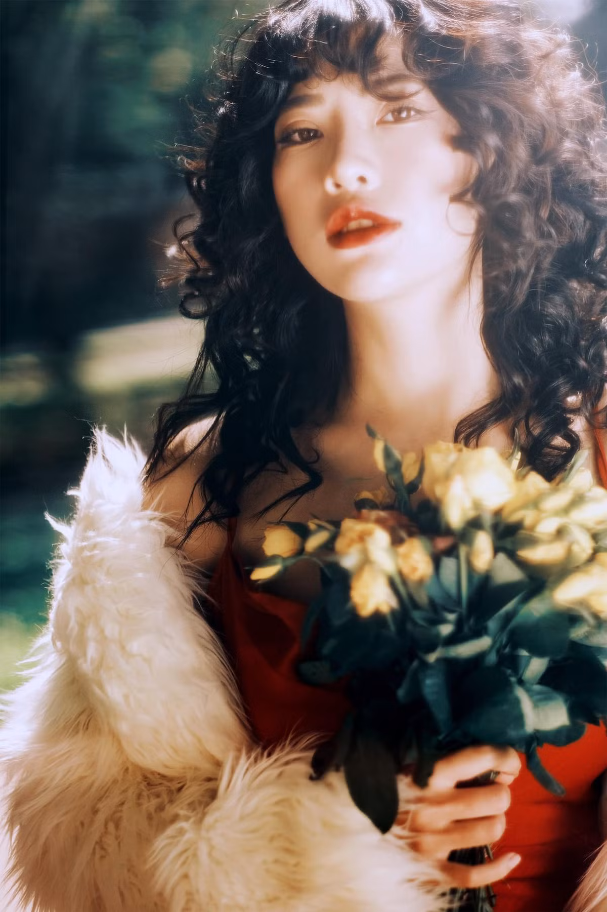 Uyên Camitie tên đầy đủ là Hoàng Tố Uyên (sinh năm 1995), là hot girl người dân tộc Nùng đến từ tỉnh Lạng Sơn.