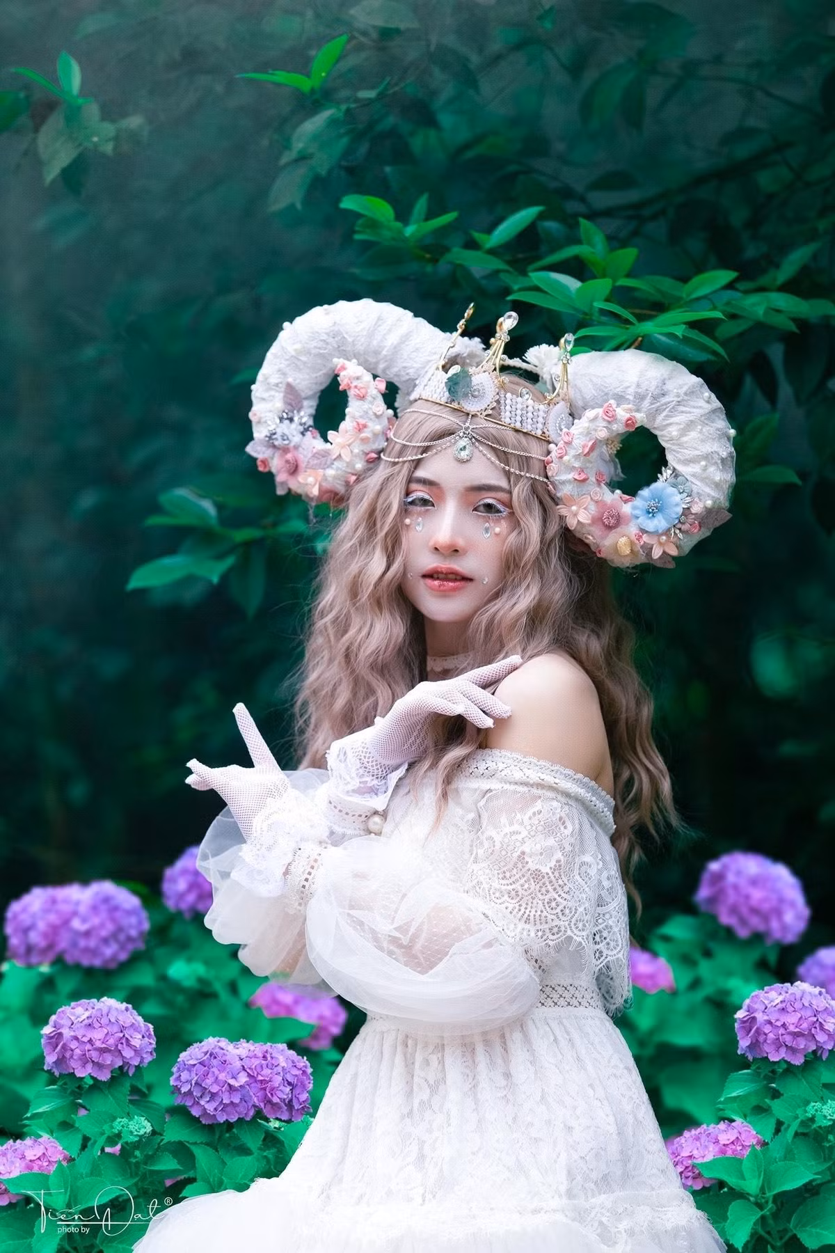 Từ một người không biết make up, diện đồ thì cô đã trở nên chỉn chu hơn mỗi khi đi ra đường.